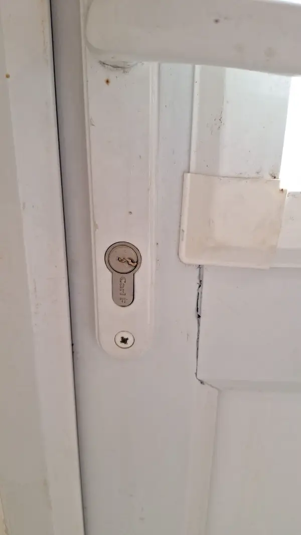 Broken key extraction from door lock in Perry Hill London by Bluesaki Locksmiths