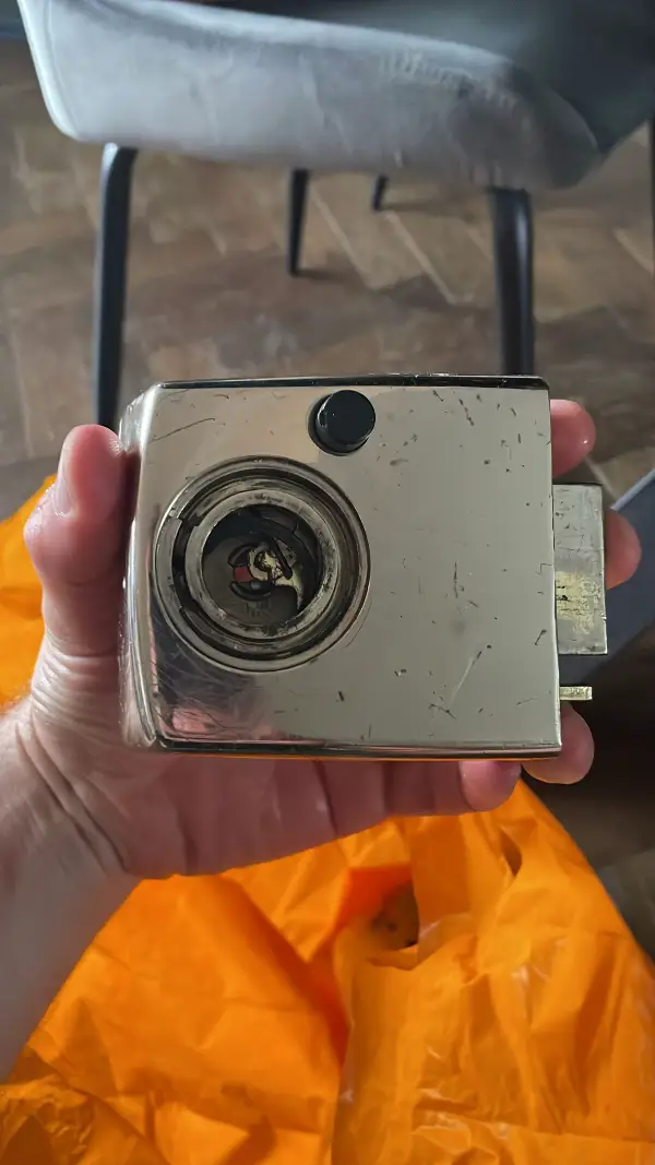 Forest Hill broken lock replacement by Bluesaki Locksmiths after a failed door lock needed replacing in South East London.