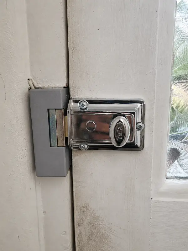 Yale night latch with electric door catch fitted in Lewisham Way by Bluesaki Locksmiths, restoring secure locking and electric door release operation.